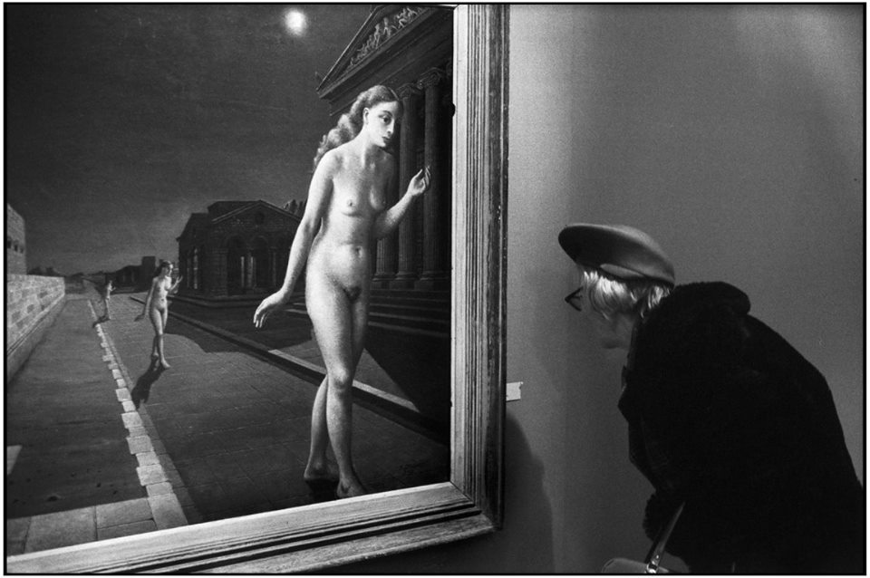 Martine Franck :: ‘Peintres de l’imaginaire exhibition’ (Painting by Paul Delvaux), Grand Palais, Paris, 1972 / source: Fondation HCB