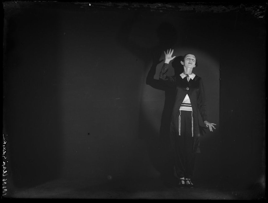 Atelier Jacob Merkelbach - Chaja Goldstein performing, 1930s