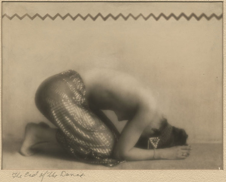 “The end of the dance”. Unknown photographer