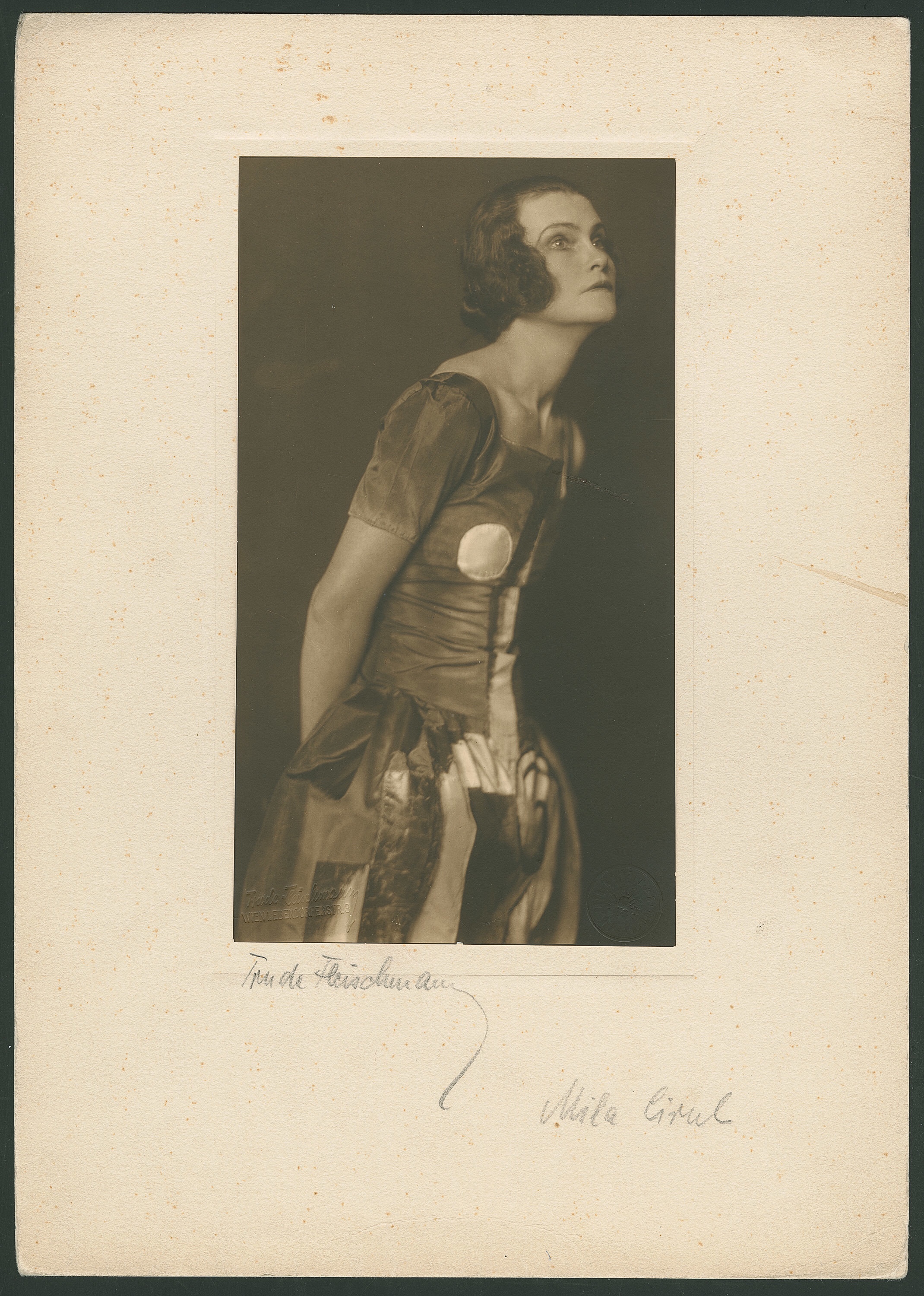 Trude Fleischmann :: Dancer Mila Cirul (Rollenfoto / role picture), 1920s. | src and © Theatermuseum, Wien