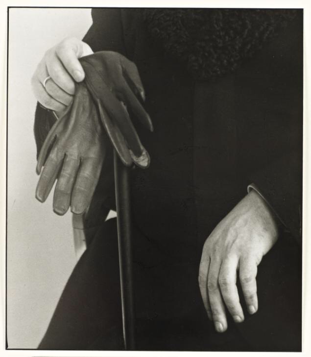August Sander :: Studien - Der Mensch [Hands of the Writer L. Mather], ca. 1928, printed 1990 | src Tate Gallery 