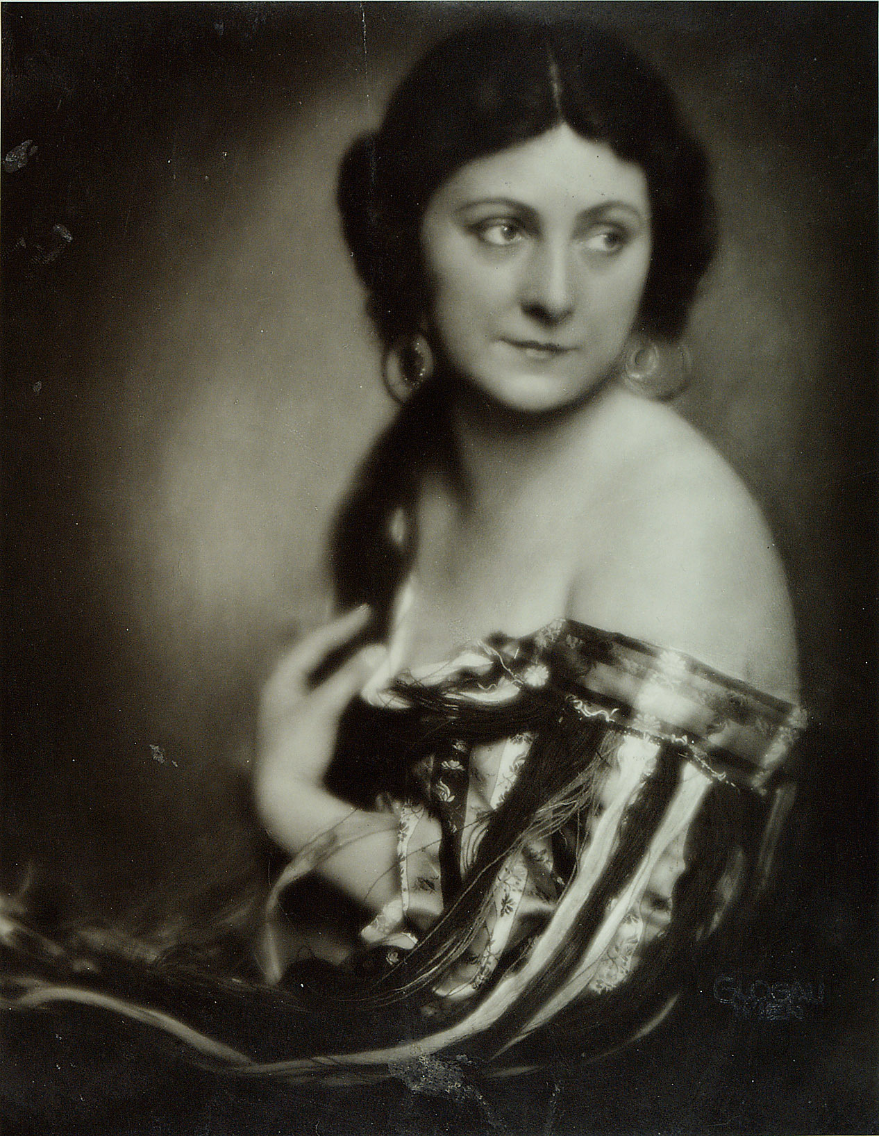 Edith Glogau :: Wanda Achsel-Clemens. Role portrait from "Der eiserne Heiland" (The Iron Savior), ca. 1925. | src and © Theatermuseum, Wien
