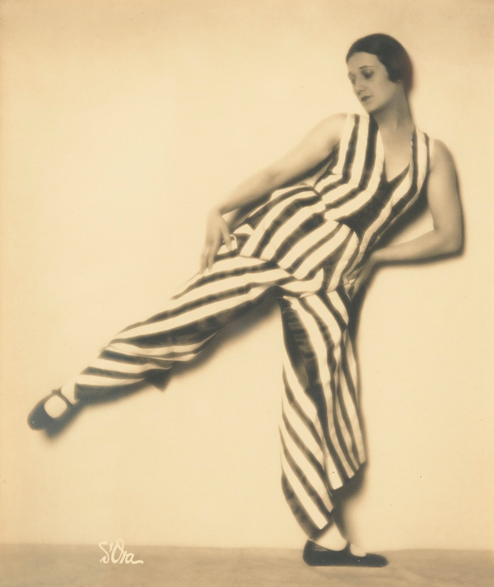 Madame d’Ora (Dora Phillippine Kallmus) :: Romanian dancer Lizica Codreanu, ca. 1926. | src Sotheby’s