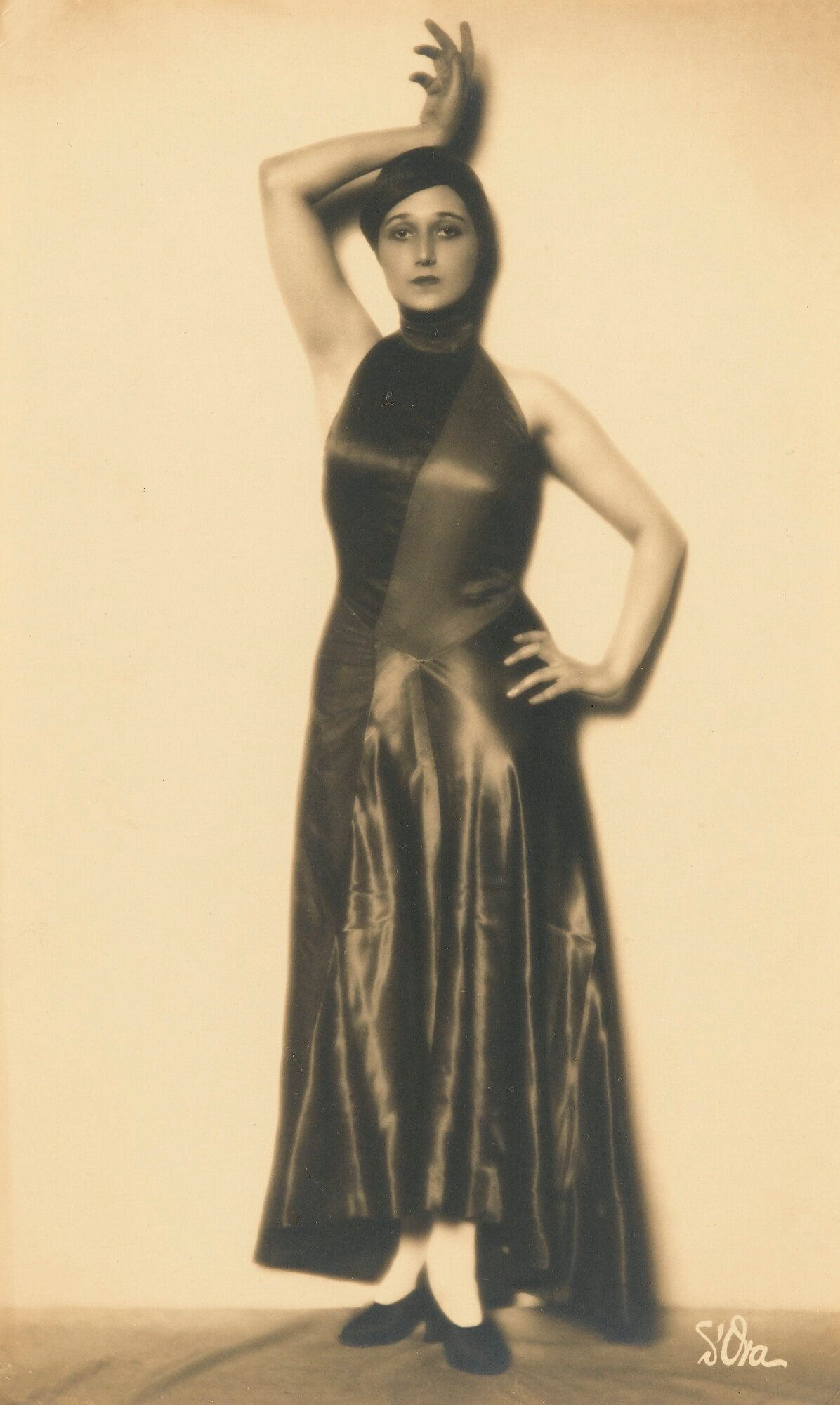 Madame d’Ora (Dora Phillippine Kallmus) :: Romanian dancer Lizica Codreanu, ca. 1926. | src Sotheby’s 
