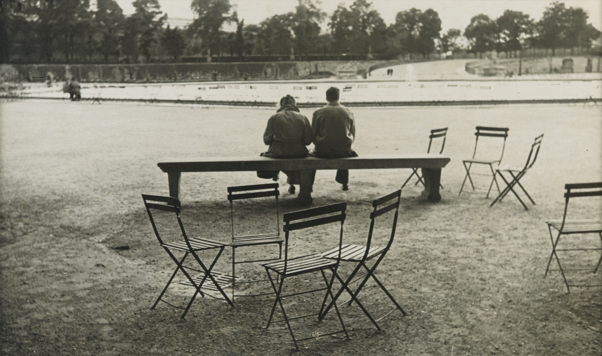 Robert Frank (1924-2019) :: Paris, 1952. Tirage argentique d'époque contrecollé sur carton. | src Sotheby's