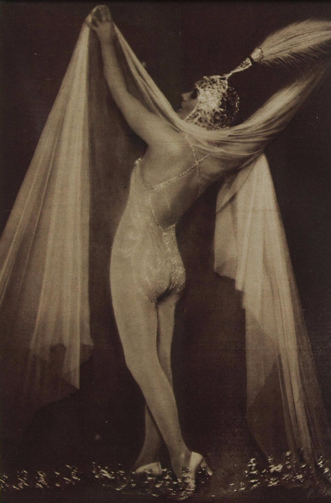 Madame d'Ora :: Andrée Spinelly, published in ‘Revue des Monats’, March 1927