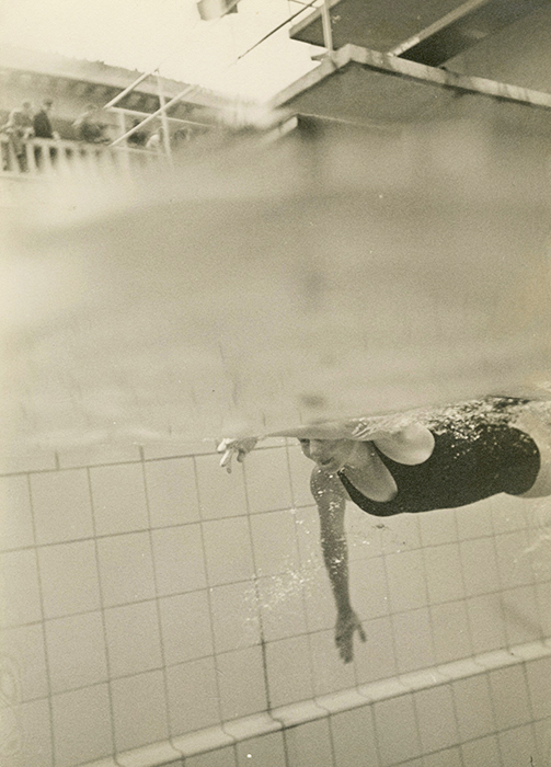 "Photographe anonyme. Nageuse sous l'eau, vers 1940. Tirage argentique d'époque." | src Lumière des roses