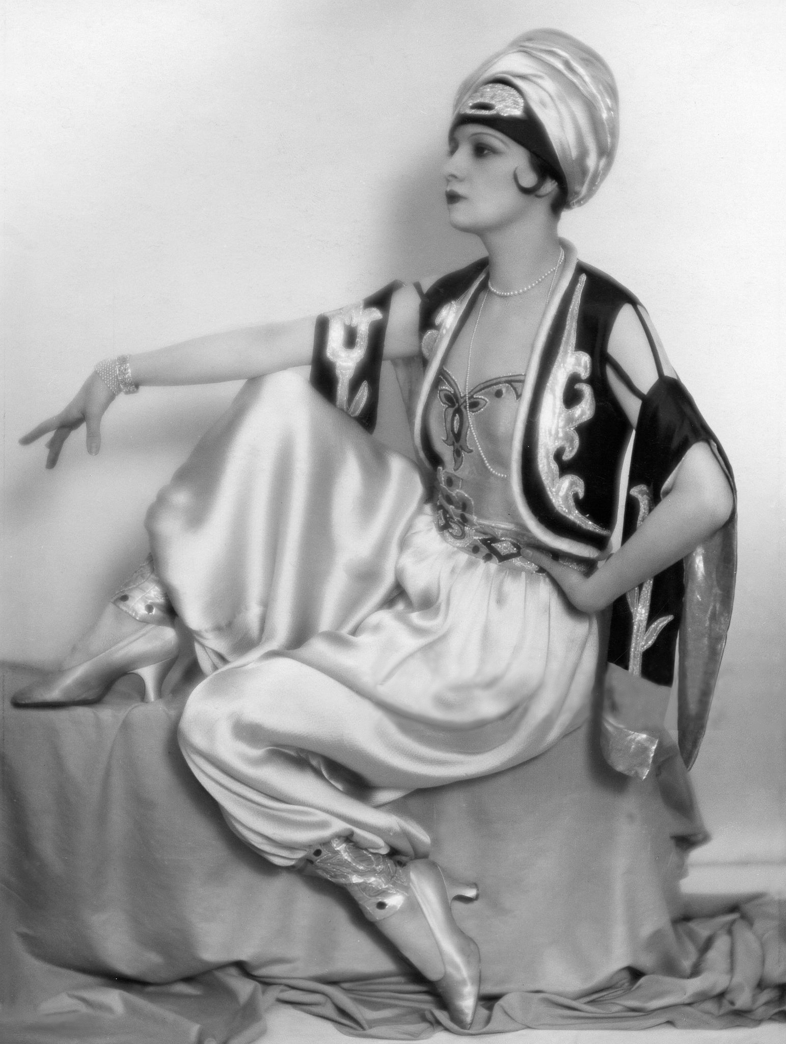 Atelier Balázs (auch Balasz) :: Tänzerin Jenny Steiner im Karnevalskostüme "Scheherazade". Modell von Hermann Gerson, 1927. Dancer Jenny Steiner in "Scheherazade" carnival costume. Model by Hermann Gerson, 1927. | src Ullstein Bild via Getty Images