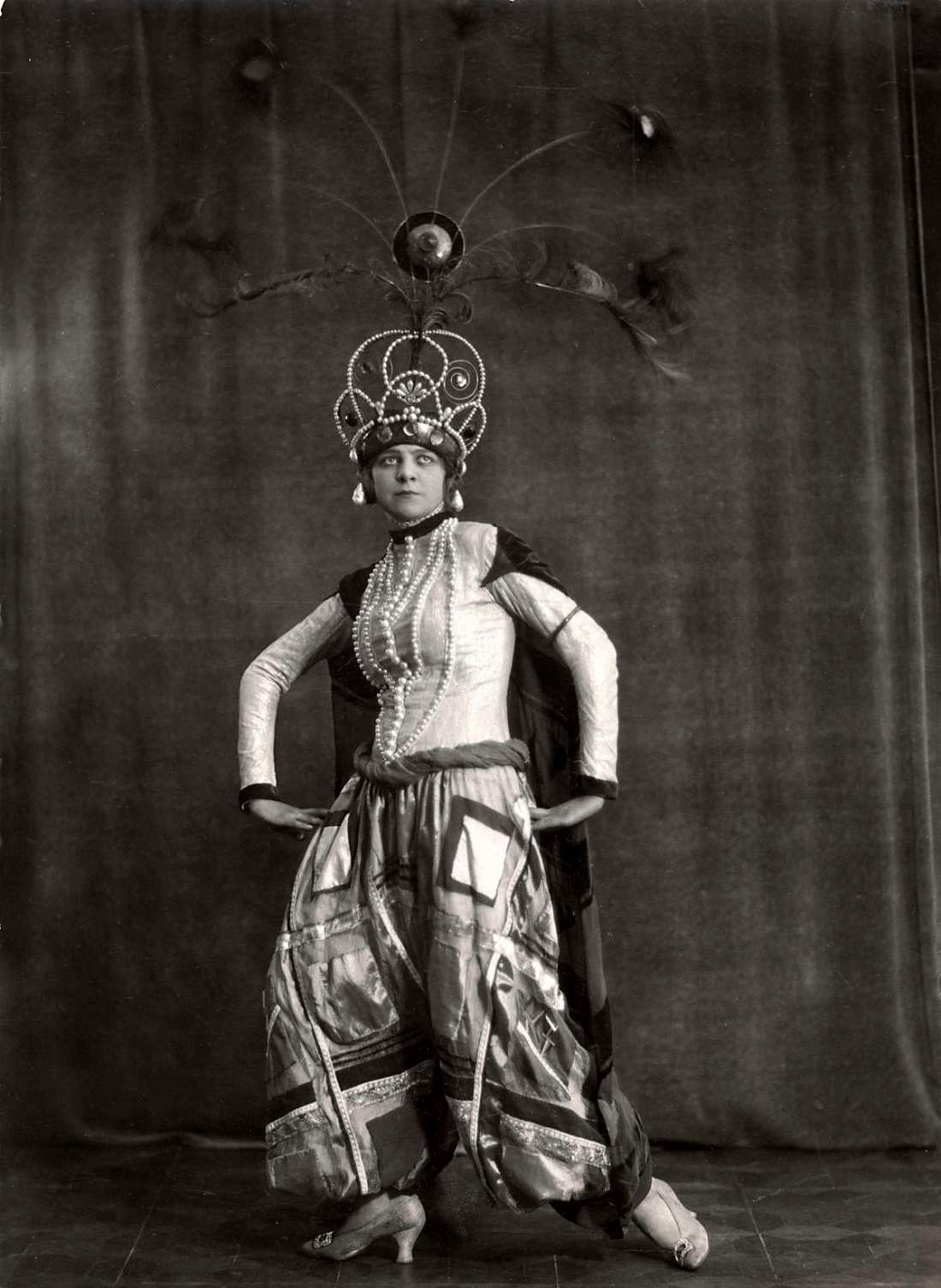Carneval. Gekostumeerde feesten. De russische danseres Maja tijdens een bal in Parijs, Frankrijk, 1923. | Carnival. Costumed parties. Russian dancer Maya at a ball in Paris, 1923. | src Het Leven Spaarnestad Photo