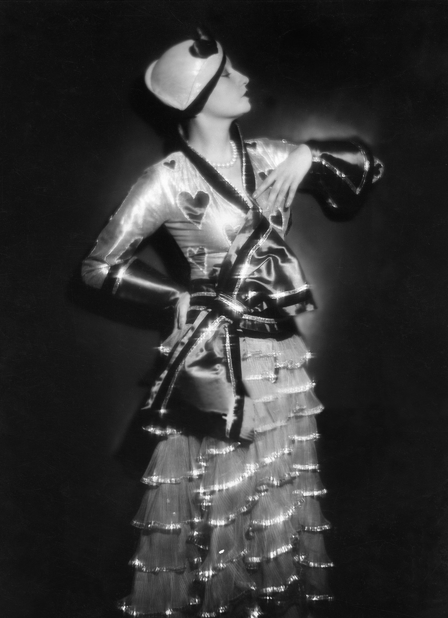 Dancer Jenny Steiner wearing a carnival costume "Coeur Dame". Design: Joe Strassner. Modell: Herrmann Gerson. Published: Die Dame 10/1929. Photo by Freiherr von Gudenberg | src Getty Images