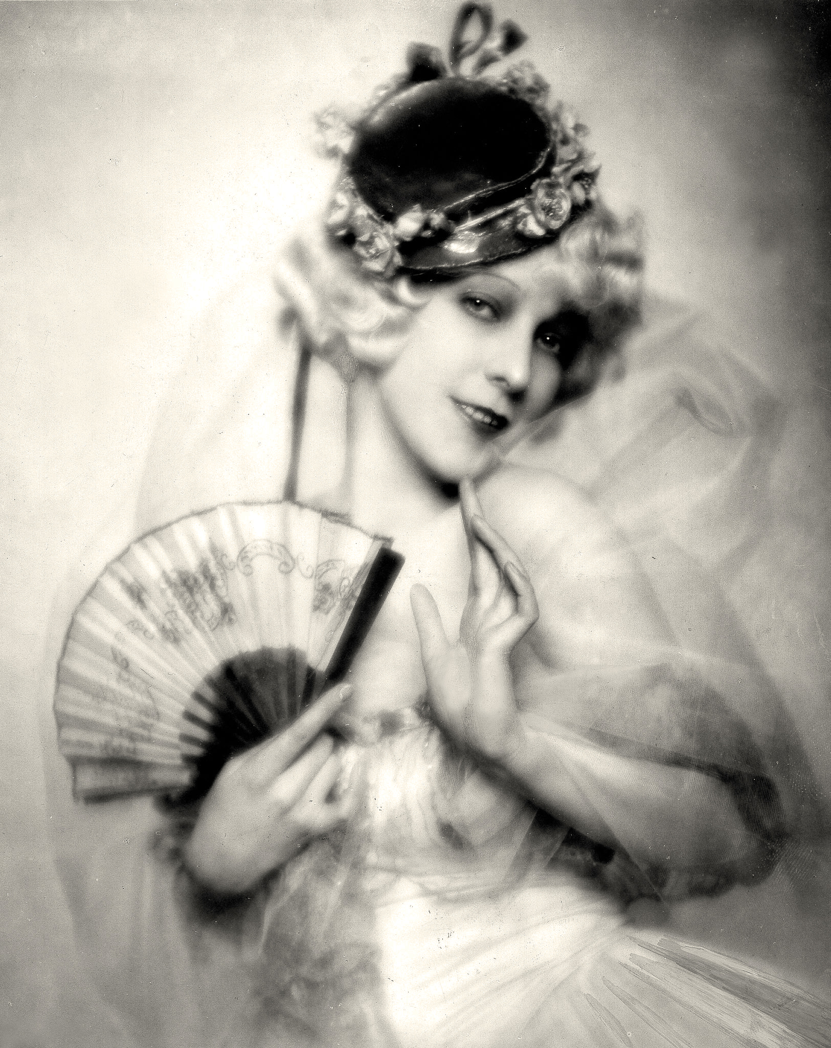 Atelier d'Ora (Dora Kallmus) ~ Arthur Benda :: Baronin Königswater-Gunvor. Porträt auf einem Kostümfest. Veröffentlicht von Die Dame 15/1927. | Baroness Königswater-Gunvor. Portrait at a costume party. Published by Die Dame 15/1927. | src Getty Images