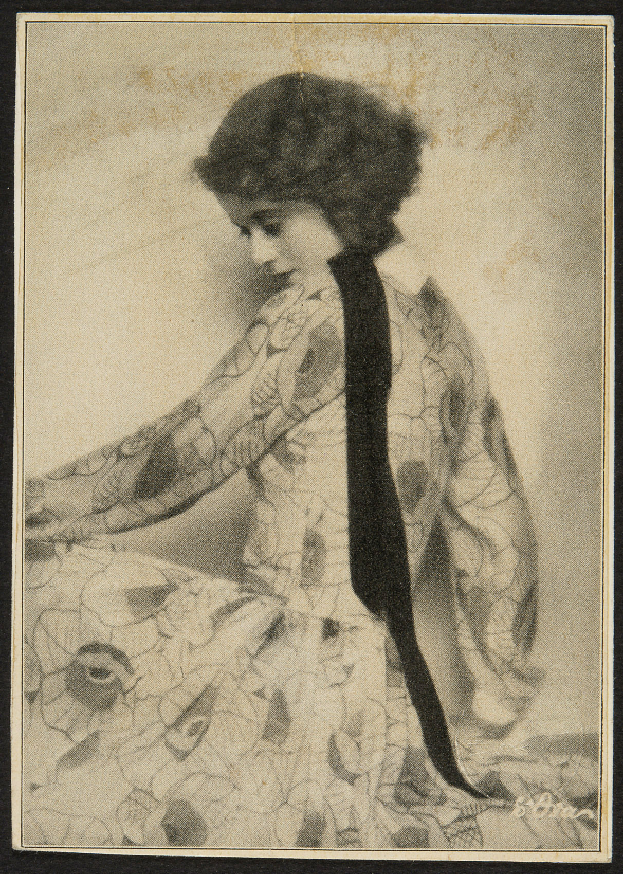 Atelier d'Ora :: Porträt von Maria Solveg. Druck auf Karton, SW. | Portrait of Maria Solveg. Print on cardboard, b/w. | src Theatermuseum, Wien