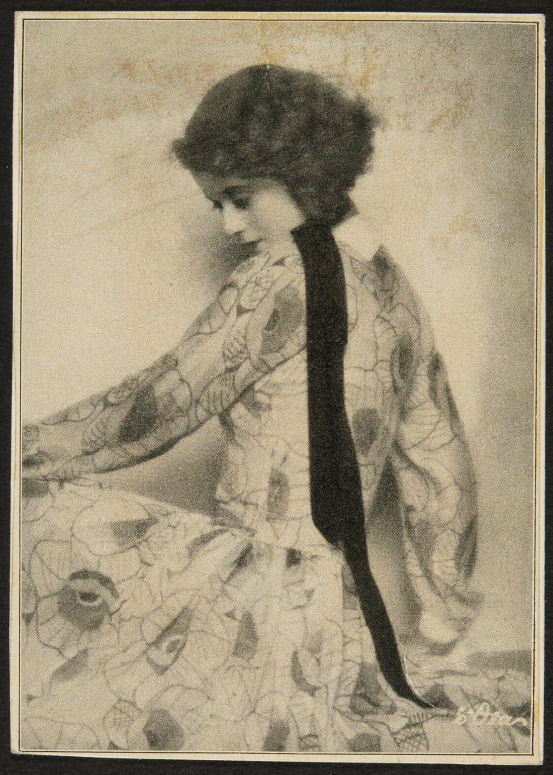 Atelier d'Ora :: Porträt von Maria Solveg. Druck auf Karton, SW. | Portrait of Maria Solveg. Print on cardboard, b/w. | src Theatermuseum, Wien