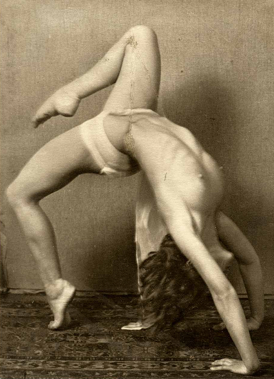 N. Vlas'evsky :: Itta Penzo. Bridge on demi-point, 1926. © Collection Otton Engel’s repository, Moscow. Original photographic print, signed: “Vlas’evsky”. Catalogue of the second “Art of Movement” exhibition, 1926. | src Het Nieuwe Instituut: Space Embodied. The Russian Art of Movement 1920-1930