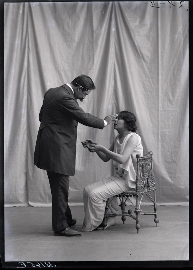 Fred Boissonnas :: Magdeleine G. hypnotisée par Emile Magnin, 08-1903. | src Bibliotèque de Genève ~ Les fonds Atelier Boissonnas