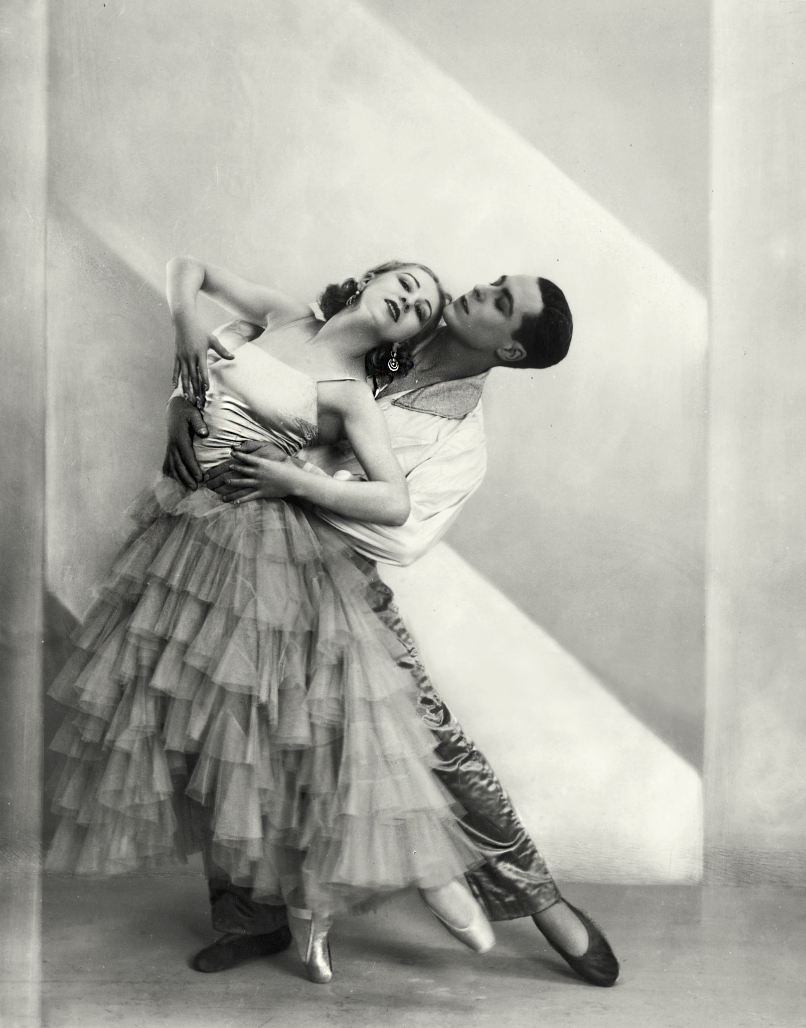 Sasha - Alexander Stewart :: Ballet dancer Anna Ludmilla and dance partner performing, 19 March 1930. | src Getty Images