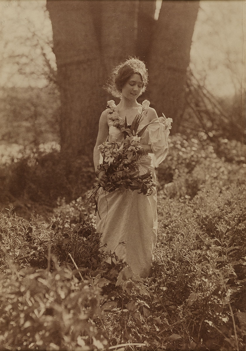 Constant Puyo :: Mädchen mit Blumen, Paris, 1900. | src MK&G ~ Museum für Kunst und Gewerbe (Hamburg)