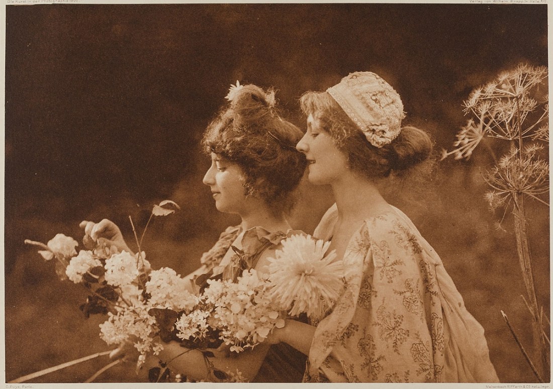 Constant Puyo :: Zwei Frauen mit Blumen, vor 1902. Heliogravüre aus der Zeitschrift „Die Kunst in der Photographie", Halle a. S. 1902. (Papier auf Karton montiert) | src MK&G ~ Museum für Kunst und Gewerbe