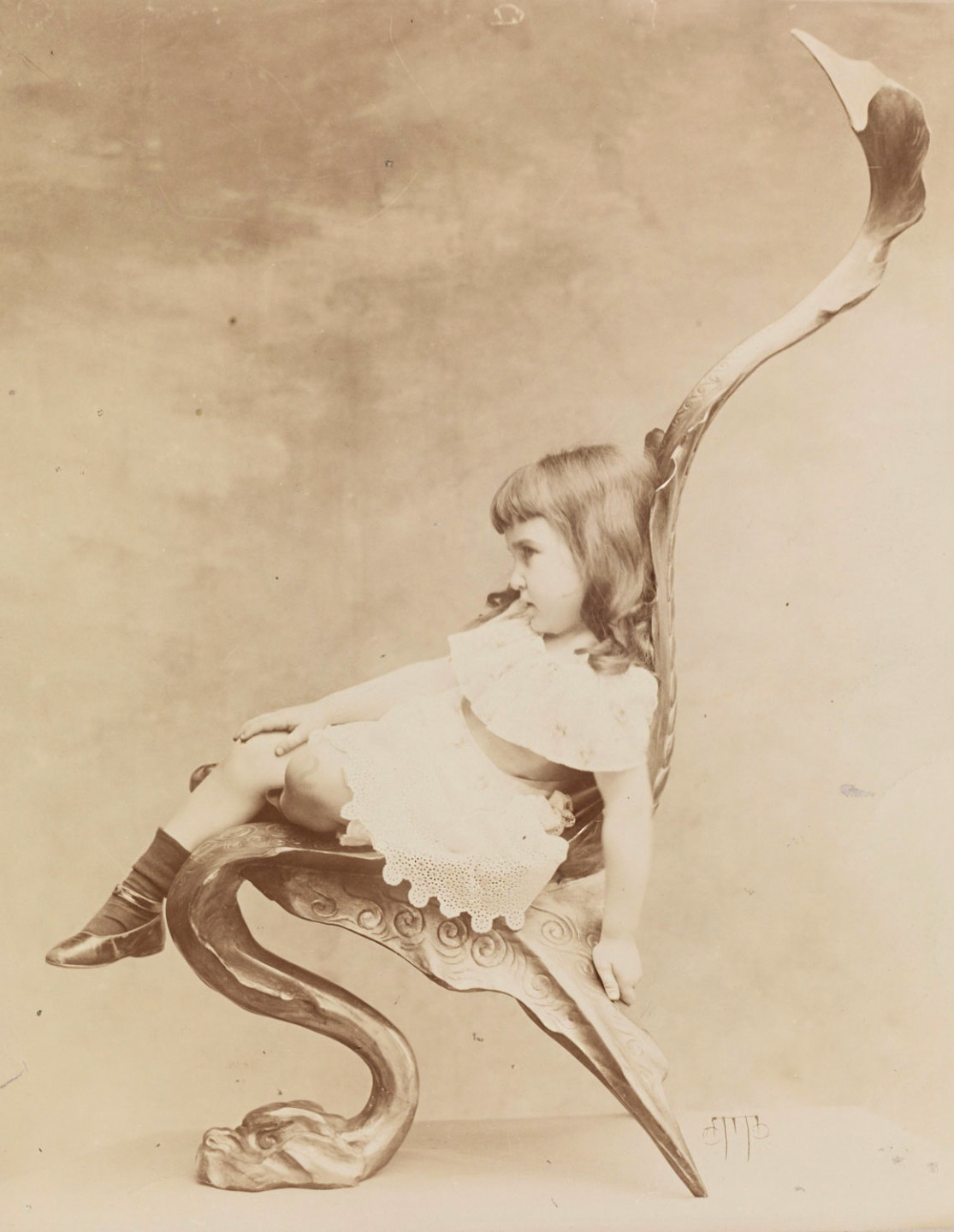 Otto (Sverige, 1849 - 1922) :: Flicka i stol (Girl in Chair), ca. 1892. Albumen silver print. Fotografstämpel på kartongens framsida. | src Art and photography around 1900 at Moderna Museet (Helmer Bäckströms fotografisamling)