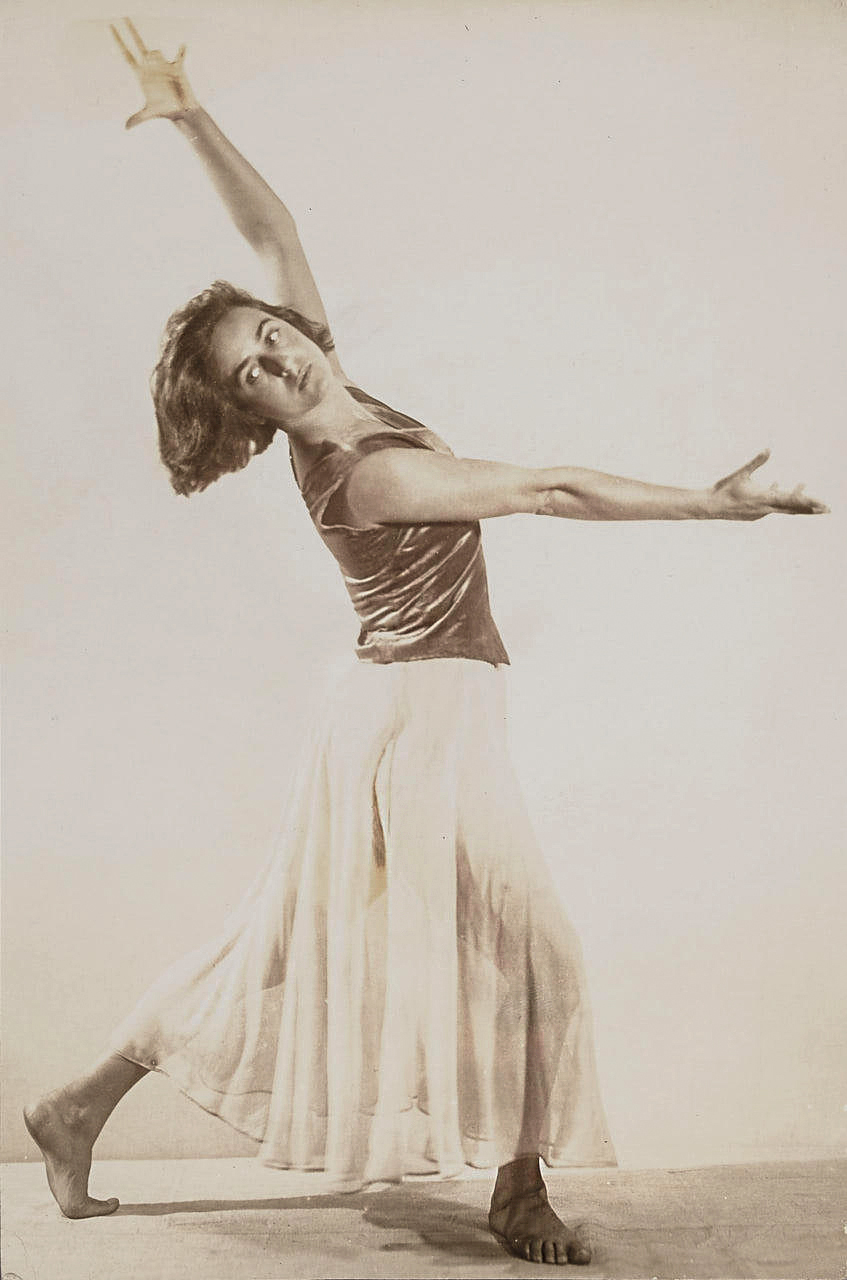 Atelier Robertson (1927–1933) :: Hertha Feist. From a group of four dance studies, Berlin, ca. 1928. Each with the photographer's studio stamp and handwritten annotations in pencil on the reverse. | src Ostlich 15th Photo Auction (11-2016)