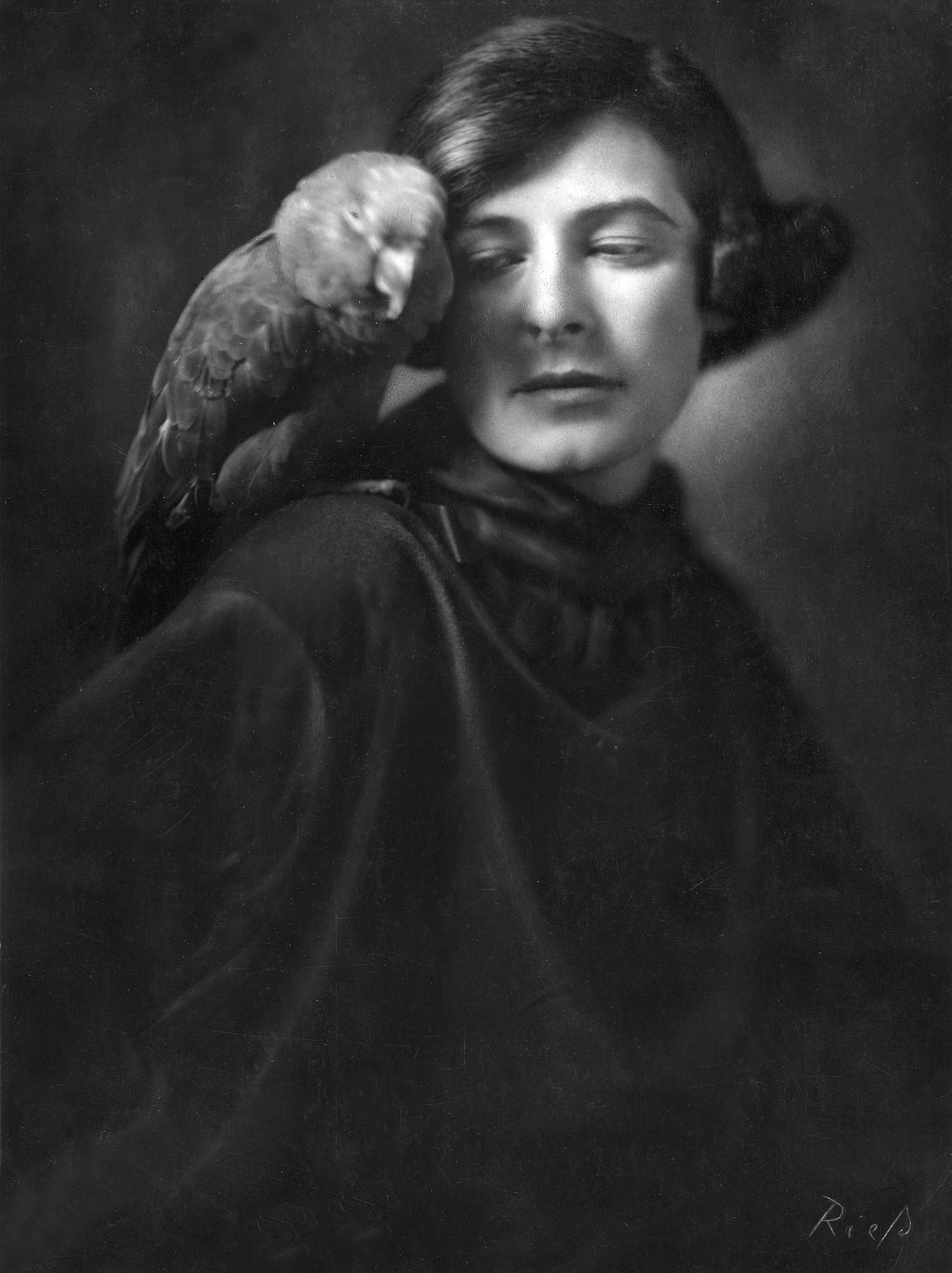 Frieda Gertrud Riess :: Selbstbildnis | Selbstporträt mit Papagei - Aufnahme: Atelier Riess, veröffentlicht in: Die Dame, Heft 5. 50.Jg., 1922, S. 5. | src MoMA and Das Verborgene Museum