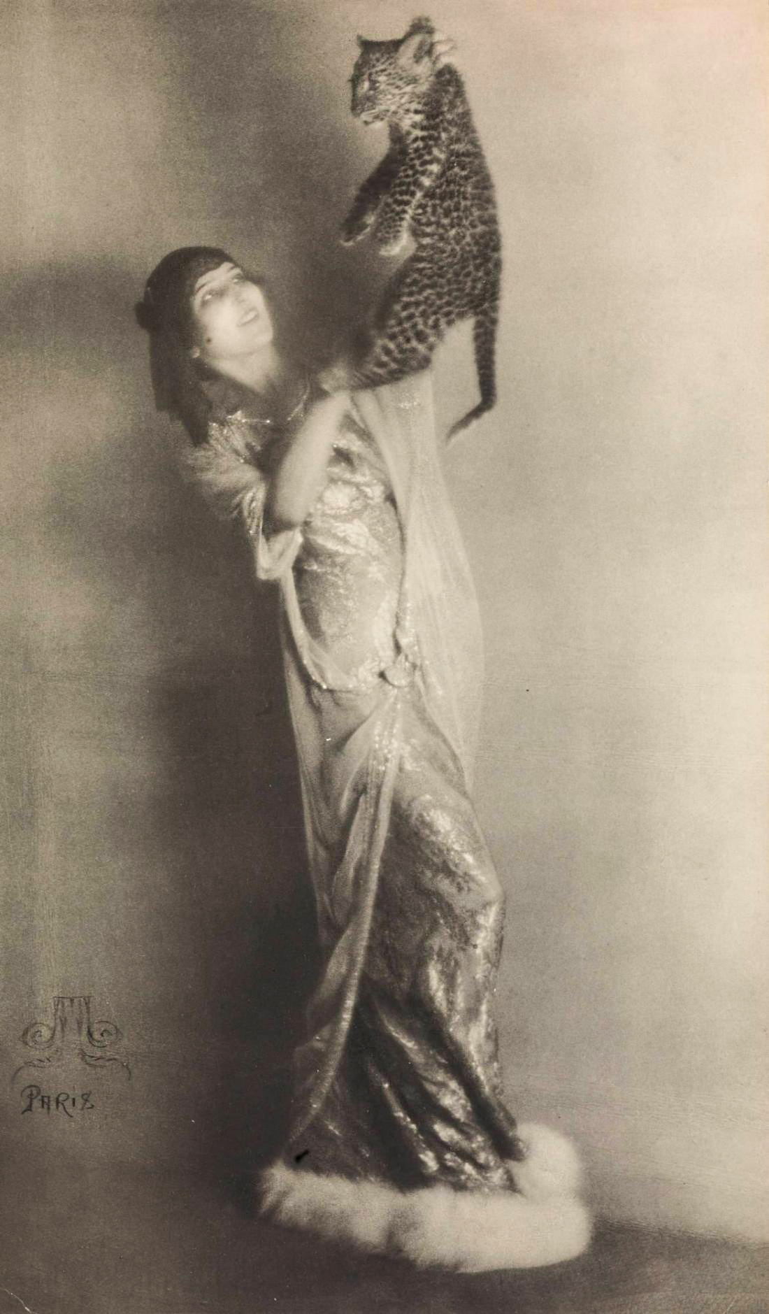 Otto (Paris) :: Ida Rubinstein, rysk dansare och skådespelare i Paris, ca. 1910. Bromoil print. | src Moderna Museet