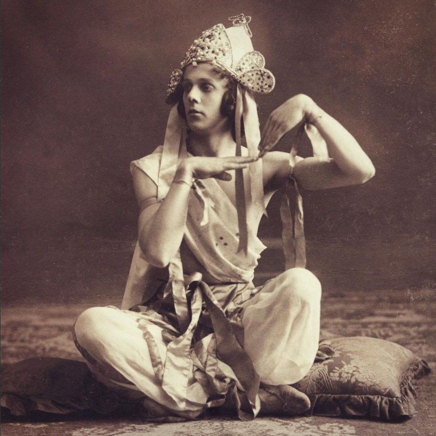 Jean Börlin i okänd komposition, foto: Atelier Moderne, Köpenhamn, ca. 1919. | Jean Börlin in unknown composition, photo: Atelier Moderne, Copenhagen, ca. 1919. | src dansmuseet on IG