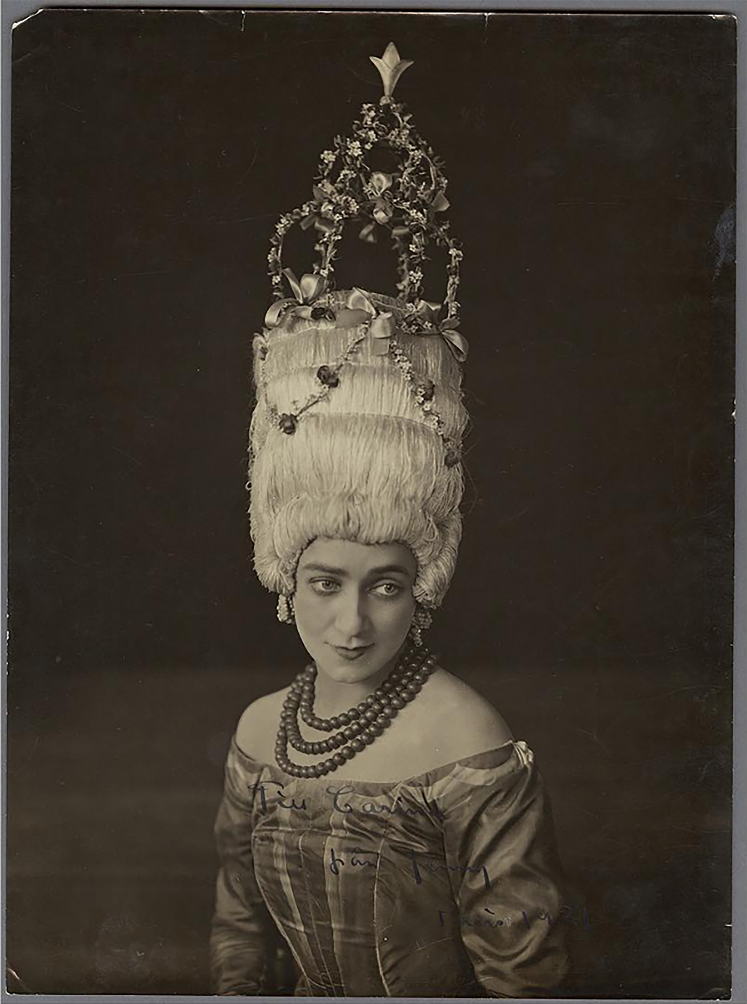 On Christmas Day 1920, the newly started performing arts company Svenska Baletten was visiting London and the classic Christmas song was included in the music for the ballet De fåvitska jungfrurna. The ballet is based on the biblical story of the wise and unwise (ignorant) virgins. The ignorant maidens became a real audience favorite and was danced 375 times. 
Jenny Hasselquist i De fåvitska jungfrurna av Svenska Baletten, foto: Stage Photo Company, London, 1920.
| src and more info at Dansmuseet on IG