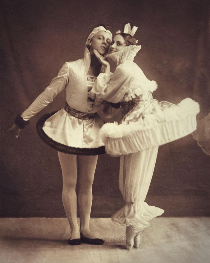 Jean Börlin and Ebon Strandin in Pierrot and Pierrette, photo: Atelier Moderne, Copenhagen, 1918. [original: Jean Börlin och Ebon Strandin i Pierrot och Pierrette, foto: Atelier Moderne, Köpenhamn, 1918.] | src Dansmuseet on IG