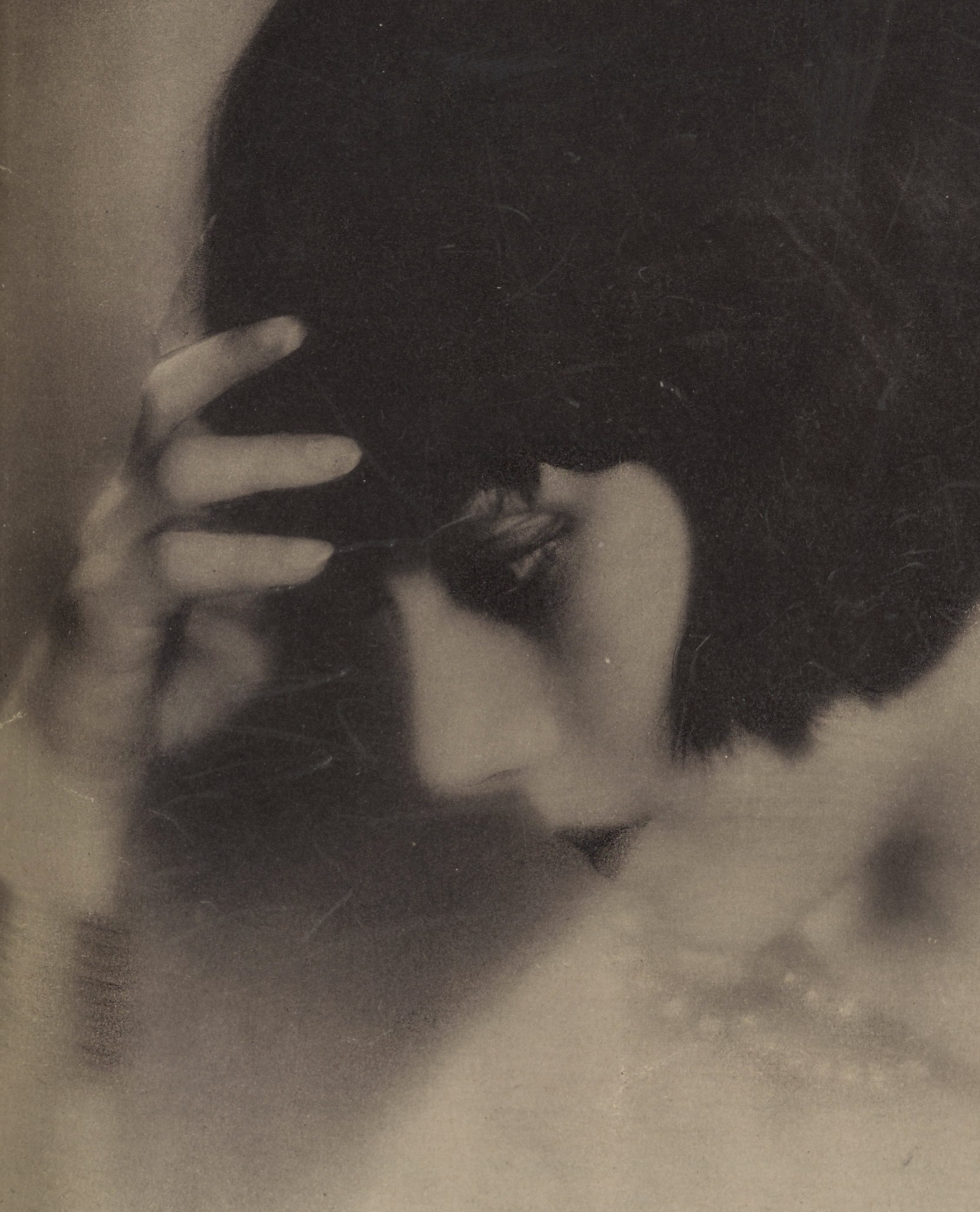 Photo G. L. Manuel Frères. Raquel Meller. La plus célèbre des chanteuses espagnoles a conquis la France et l'Europe par son art fait de simplicité, d'humanité et de grâce. Le Théâtre et Comœdia illustré, Avril 1924. | src BnF ~ Gallica