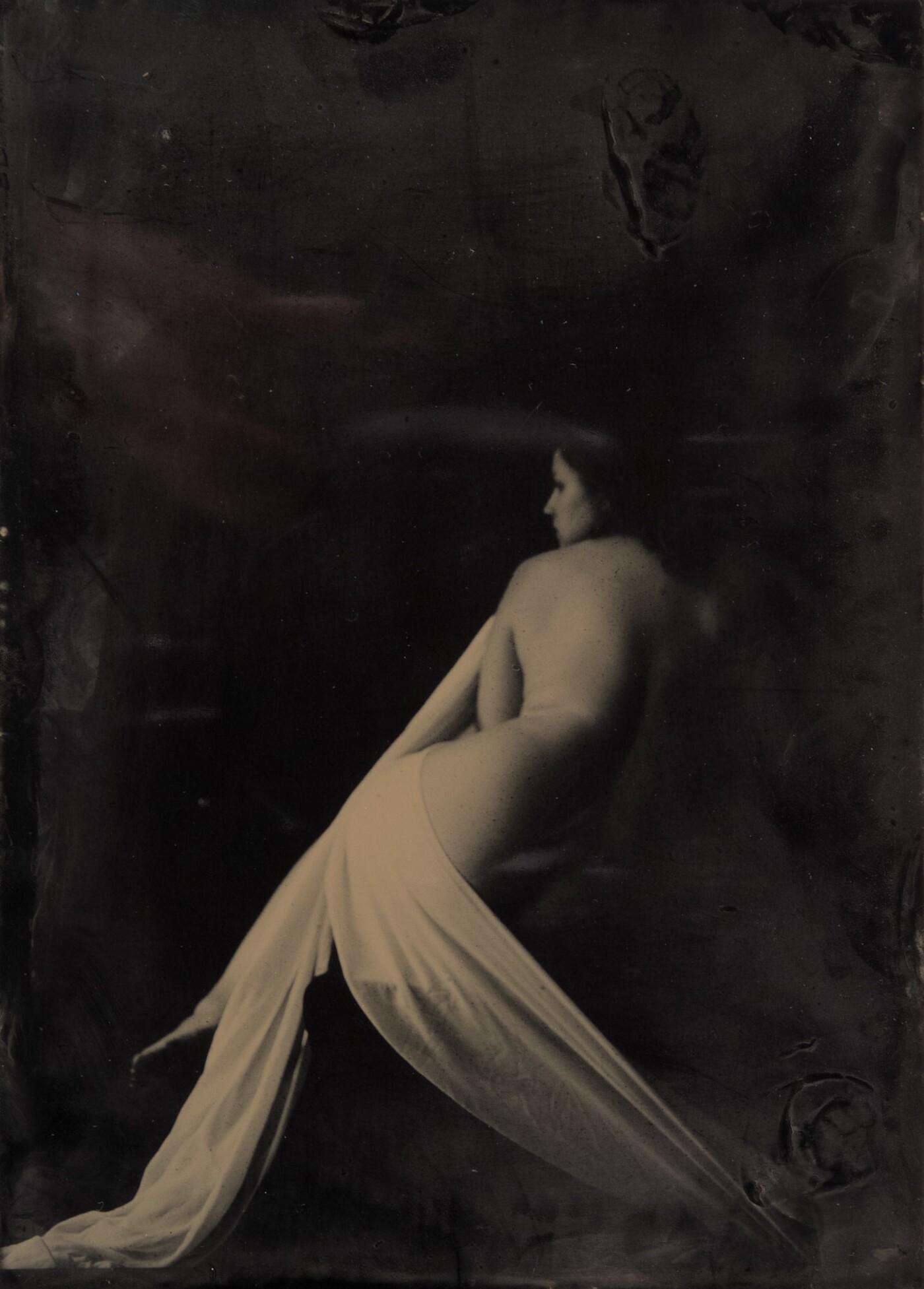 Jayne Hinds Bidaut :: Seated Female Nude, 1998, printed 2006. Tintype. | src Amon Carter Museum