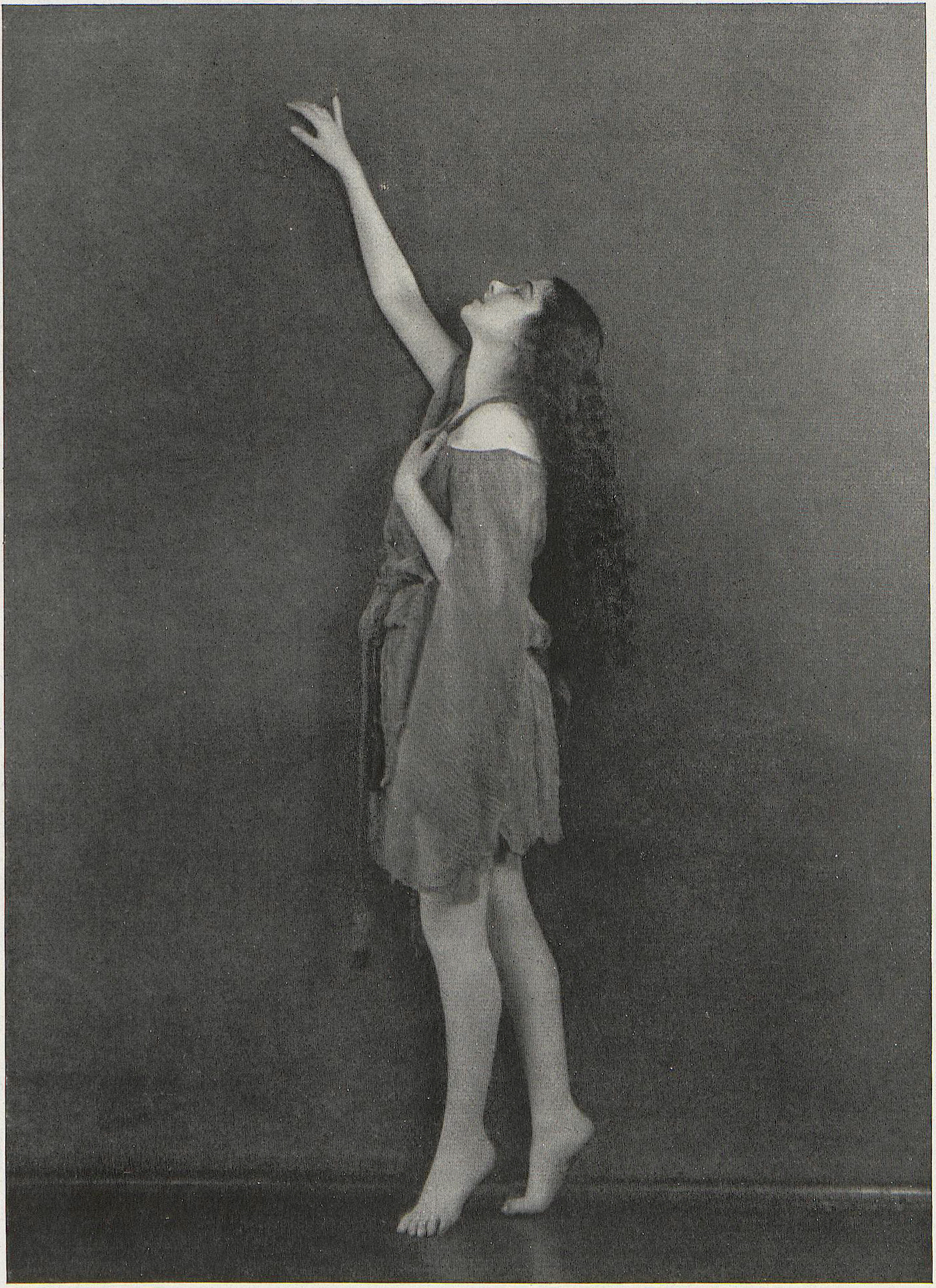 Minya Diez-Dührkoop :: Clotilde Sacharow. Der Kleine Schäfer | The Little Shepherd. [Gedanken über den Tanz von Alexander Sacharow]. Published in «Deutsche Kunst und Dekoration: illustr. Monatshefte für moderne Malerei, Plastik, Architektur, Wohnungskunst u. künstlerisches Frauen-Arbeiten» (1924). | src Universitätsbibliothek Heidelberg