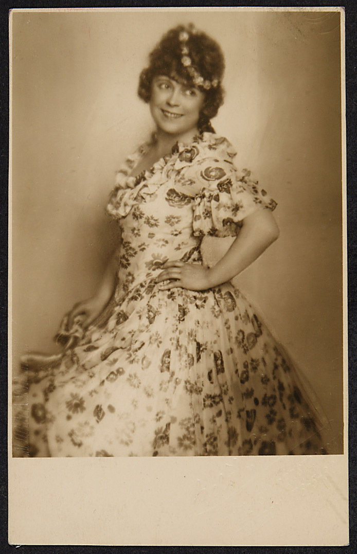 Edith Glogau :: Louise Kartousch in "Das Schwalbennest" [The Swallow's Nest], Raimundtheater. | src Theatermuseum Wien