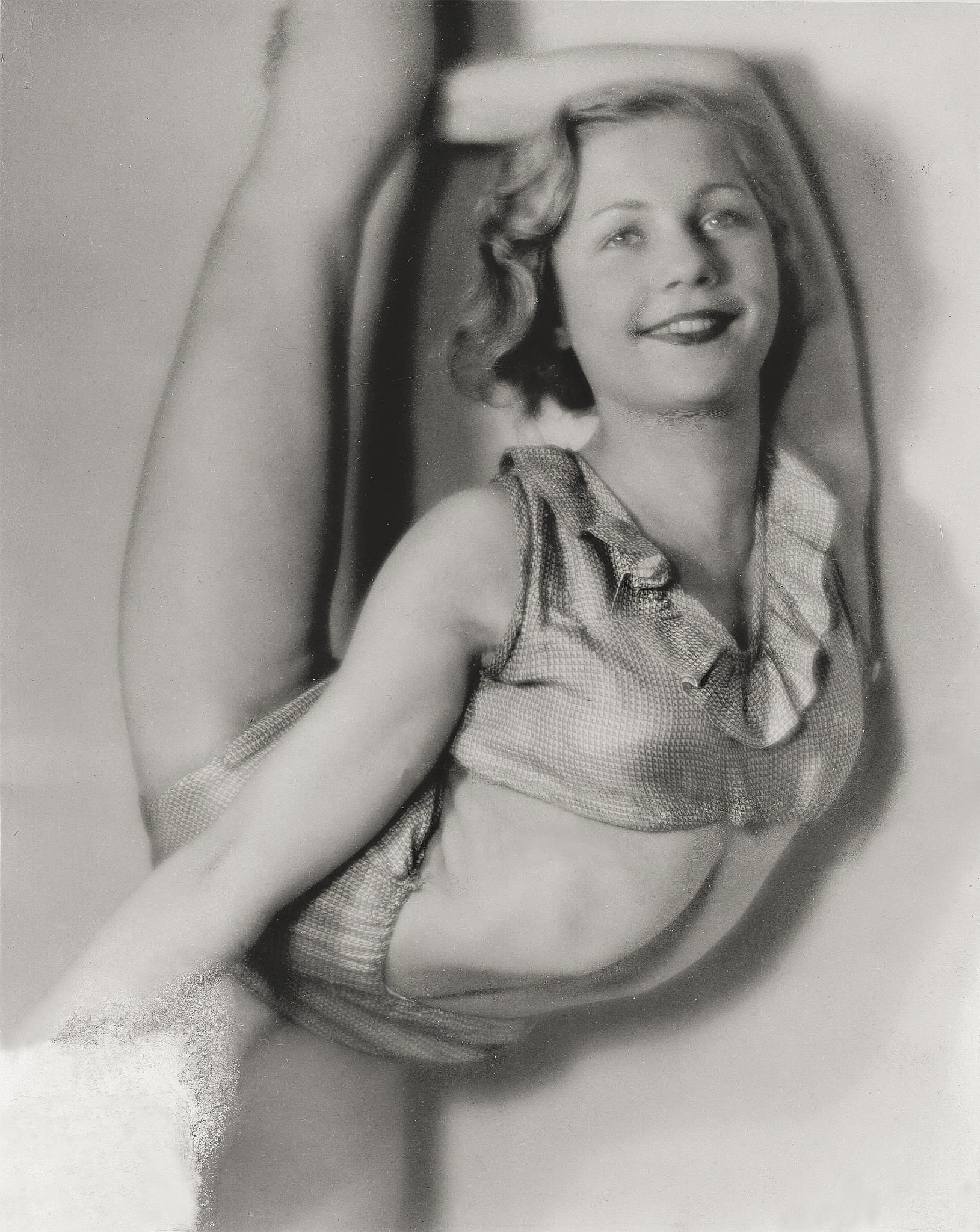 Martin Munkacsi :: Tänzerin und Schauspielerin Dinah Grace (eigentlich Ilse Schmidt, 1918-1963). Porträt bei einer Übung [Portrait at a practice]. Erschienen: Die Dame 26/1933. Foto: Martin Munkacsy. | src Getty Images