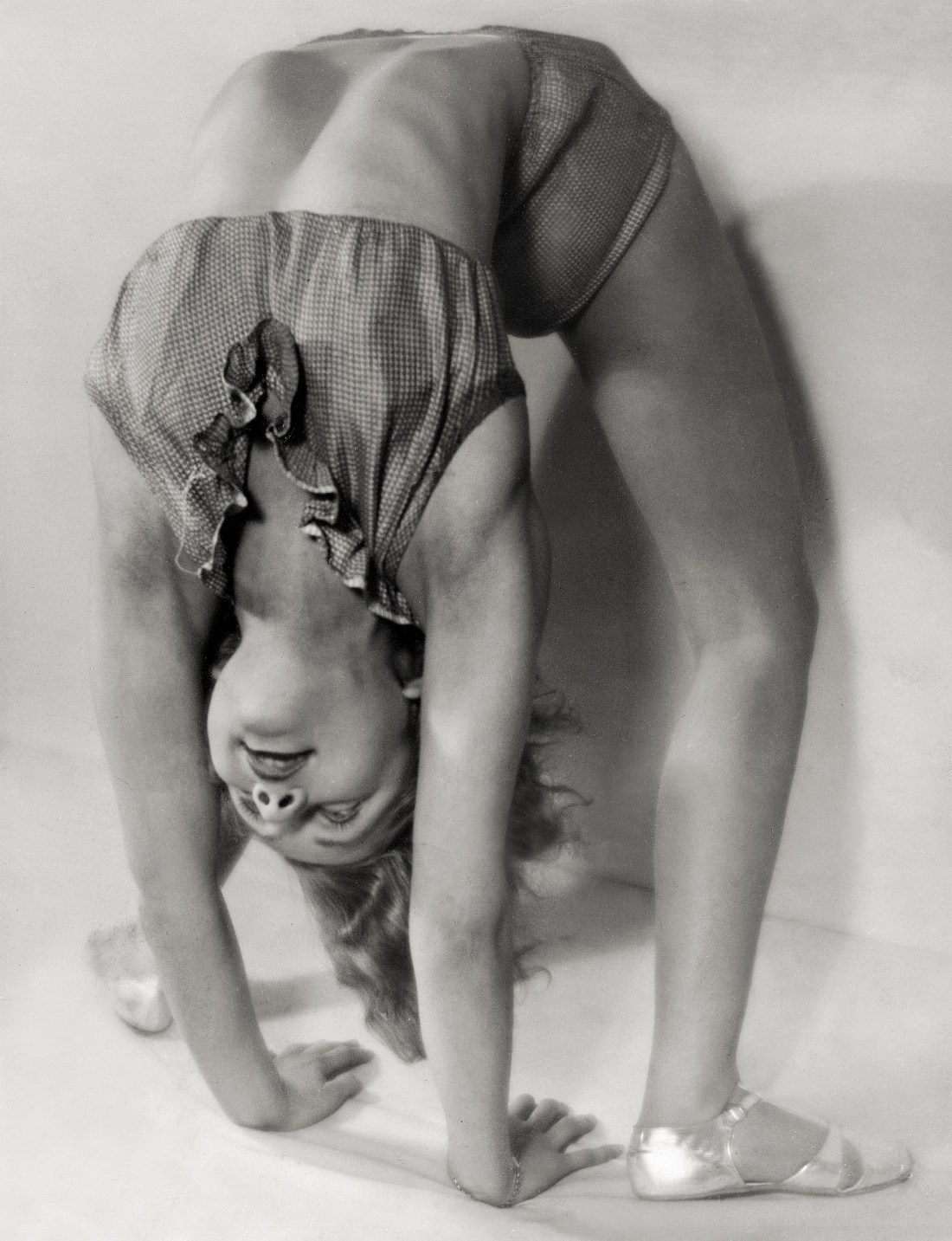 Martin Munkacsi :: Tänzerin und Schauspielerin Dinah Grace (eigentlich Ilse Schmidt, 1918-1963). Porträt bei einer Übung [Portrait at a practice]. Erschienen: Die Dame 26/1933. Foto: Martin Munkacsy. | src Getty Images