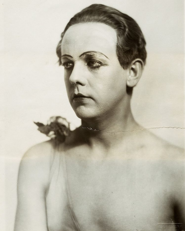 Jean Börlin i Det sällsamma tornerspelet av Svenska Baletten (Börlin in The Strange Tournament by the Swedish Ballet), foto: Studio Isabey, Paris, 1924 | src Dansmuseet • IG 