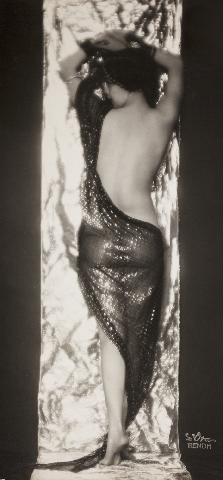 Dora Kallmus - Arthur Benda :: Nu drapé de dos (Mlle Rhomadje), ca. 1925-1935. Vintage gelatin silver print. Photographer's signature in the negative. Stamp "Copyright d'Ora - Wien, 1 - Arthur Benda" | src Ader
