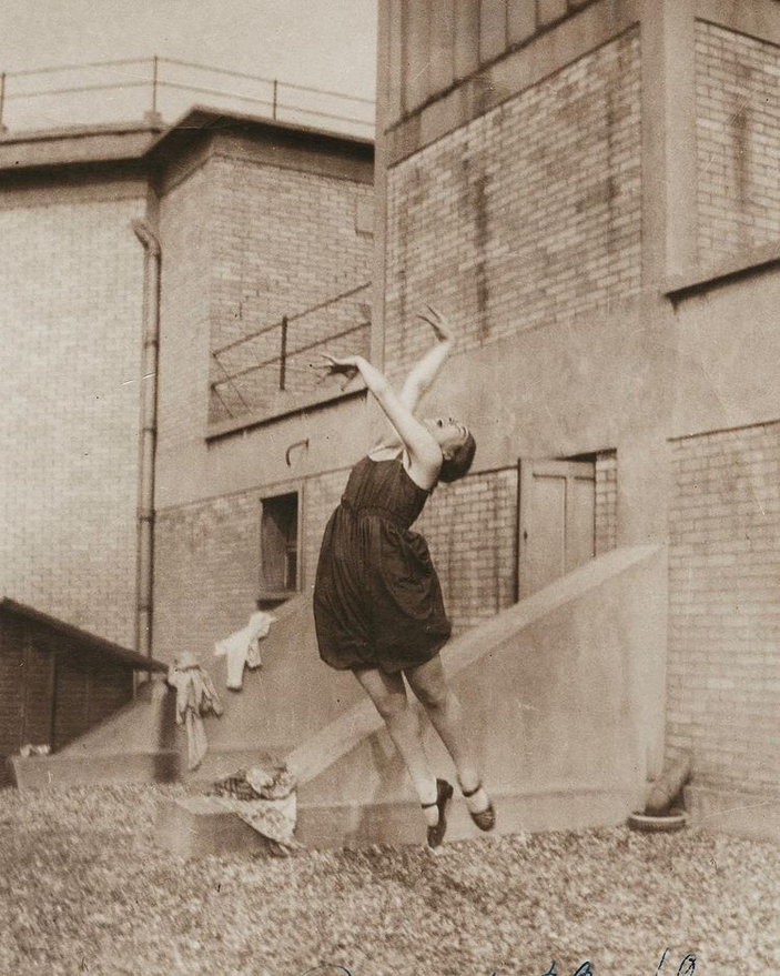 Jenny Hasselquist på taket till [Jenny Hasselquist on the roof] Théâtre des Champs-Elysées, 29 oktober 1920, Jenny Hasselquists arkiv. | src Dansmuseet · IG