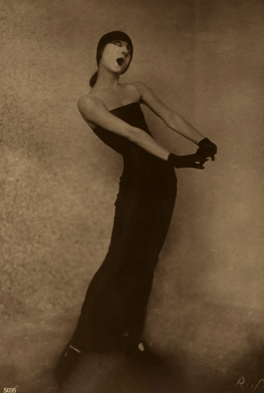 Frieda Rieß:: Margo Lion singing the couplet ‘Die Linie der Mode’ in the Wilde Bühne, Berlin, 1924. Music by Mischa Spoliansky, Text: Marcellus Schiffer | src Marcellus Schiffer und Margo Lion Archiv at Akademie der Künst, Berlin