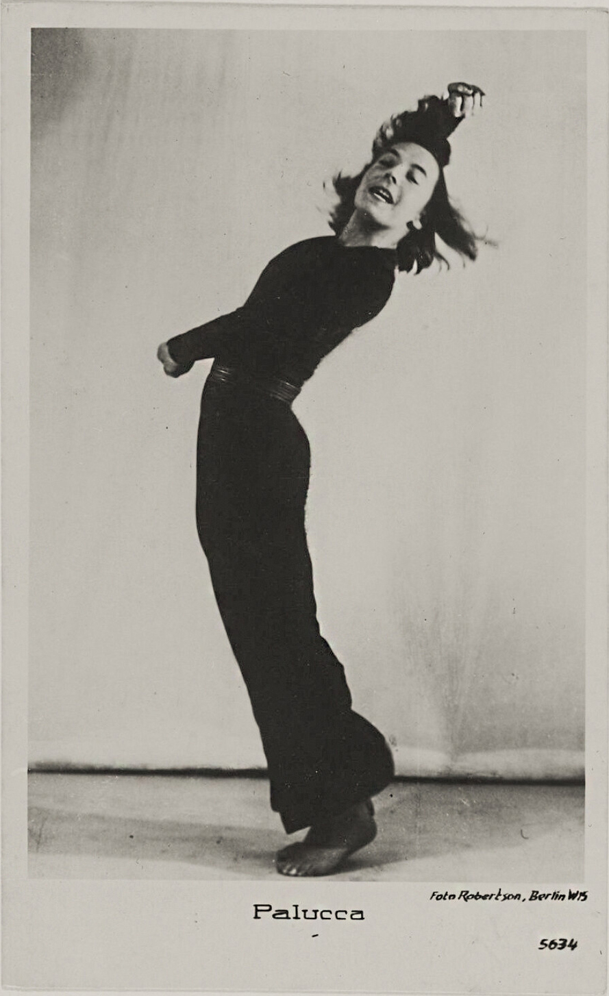 Hans Robertson :: Gret Palucca. Solotanzstudie (in Berlin?). Fotografie (Weltpostkarte # 5634) von Hans Robertson, 1930 (?) | src SLUB ~ Deutsche Fotothek