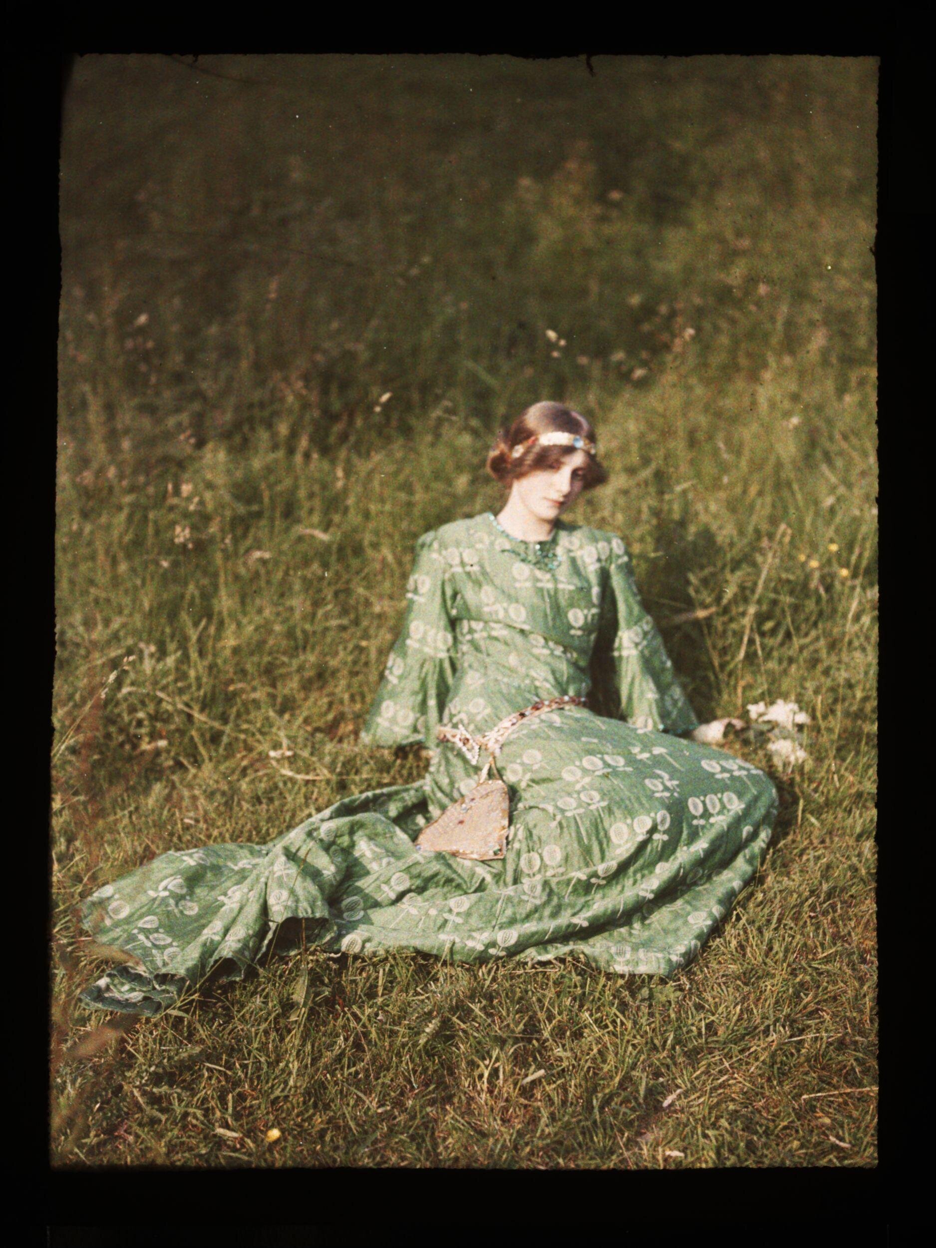 John Cimon Warburg :: 'Daydreams', 1909, autochrome. | src The Royal Photographic Society Collection at the V&A museum