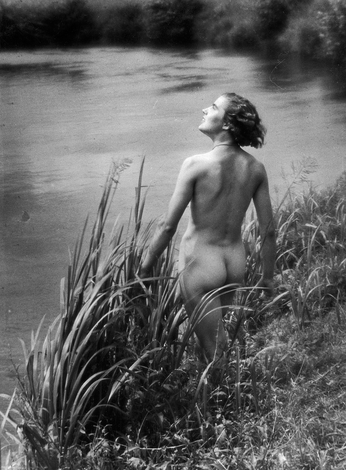 Lala Aufsberg :: Weiblicher Rückenakt an einem Seeufer (female nude from back on a lake shore), 1933. | src Deutsche Fotothek