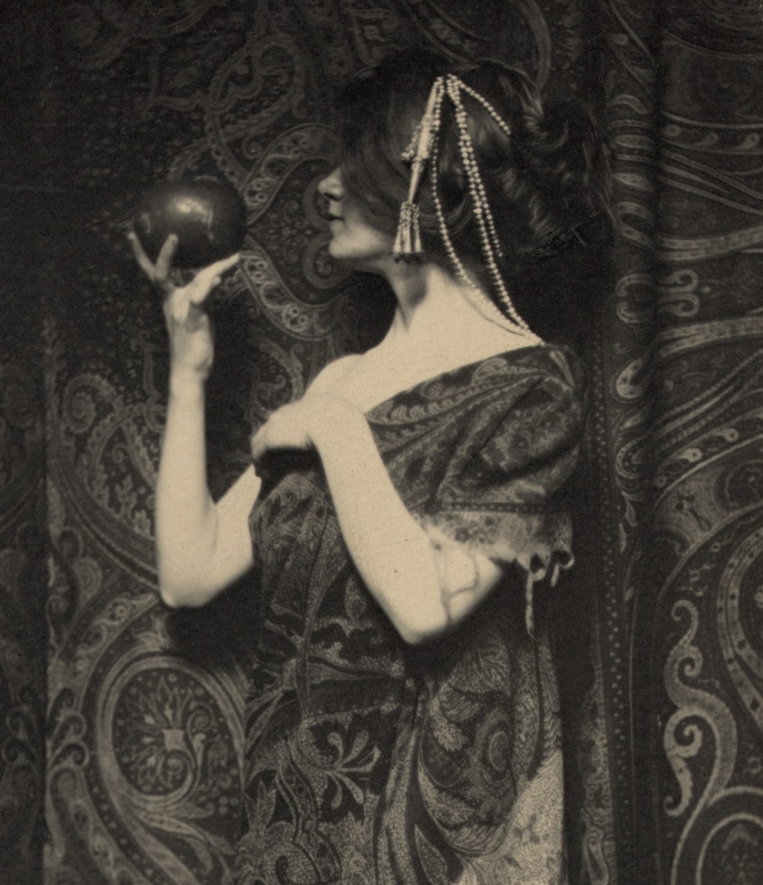 Zaida Ben-Yusuf :: The odor of pomegranates (detail), 1899. Platinum print.