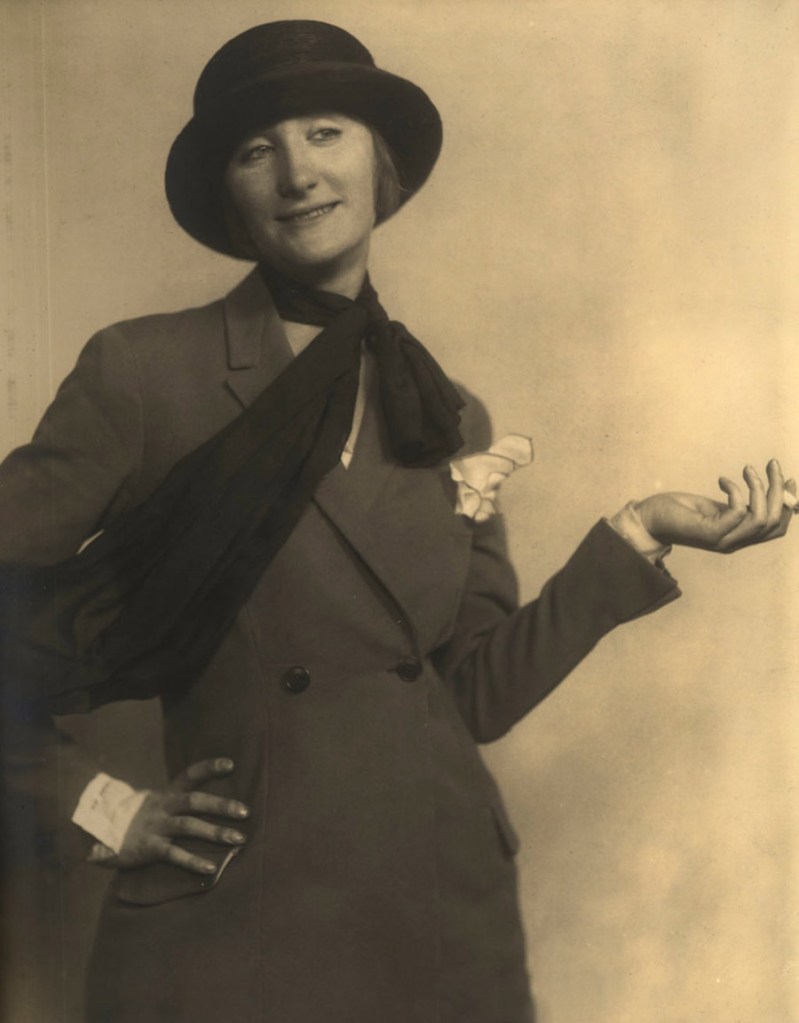 Privatfoto von Margo Lion, from a Fotoalbum (1920-1932). From Marcellus Schiffer und Margo Lion Archiv at Akademie der Künst, Berlin
3/4 length portrait
smoking