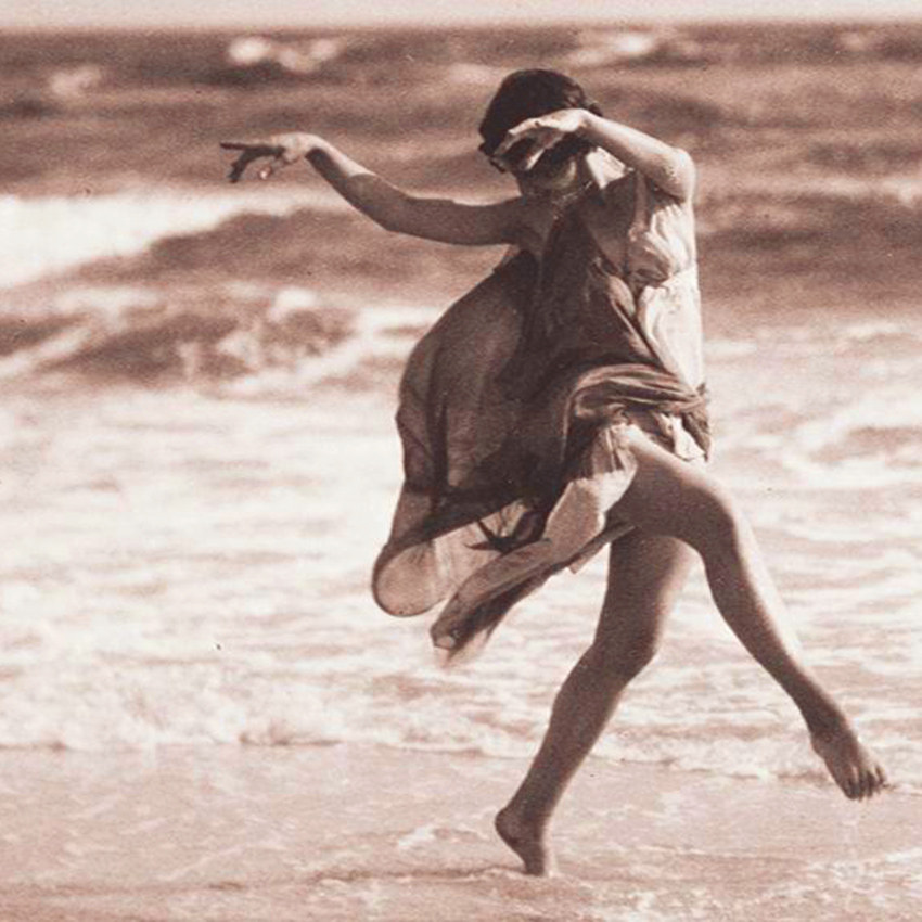 Arnold Genthe :: Anna Duncan danse sur la plage à Long Beach, 1917. | Alamy