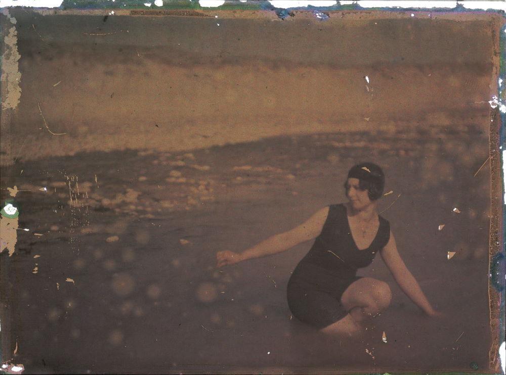 Ernest-Louis Lessieux :: Femme en costume de bain accroupie au bord de l'eau (titre factice), plaque de verre Autochrome, 1907. Conseil des musées. Le musée de l'île d'Oléron