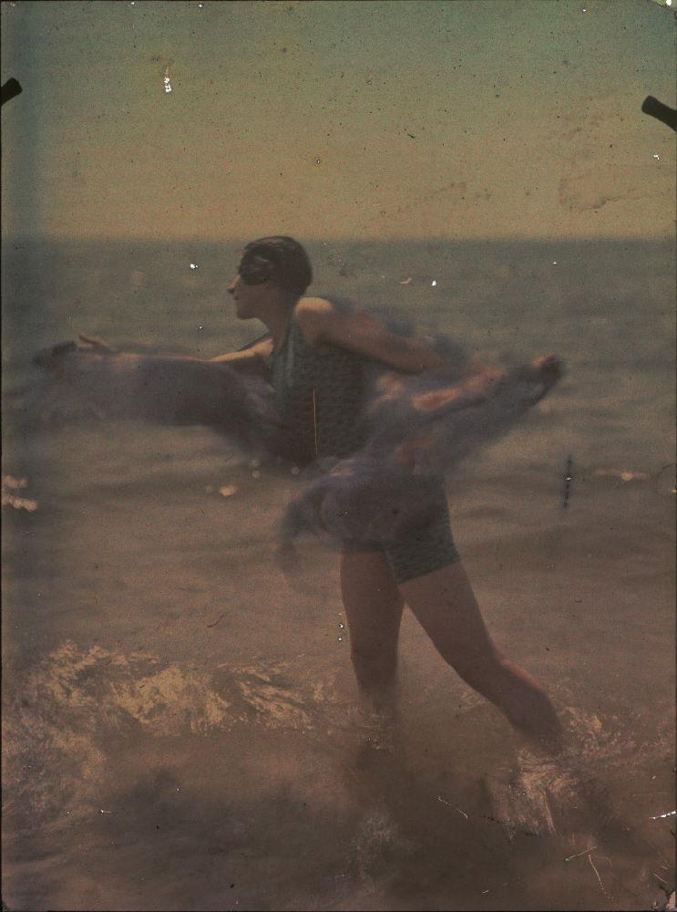 Ernest-Louis Lessieux :: Tatiana dans l'eau sur l'île d'Oléron (titre factice), plaque de verre autochrome, 1907. Conseil des musées. Le musée de l'île d'Oléron