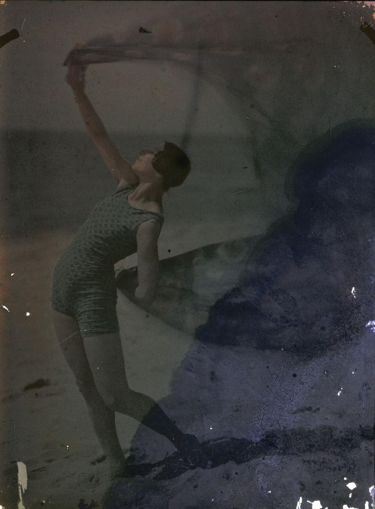 Ernest-Louis Lessieux :: Tatiana en costume de bain sur une plage d'Oléron (titre factice), plaque de verre Autochrome, 1907. Conseil des musées. Le musée de l'île d'Oléron
