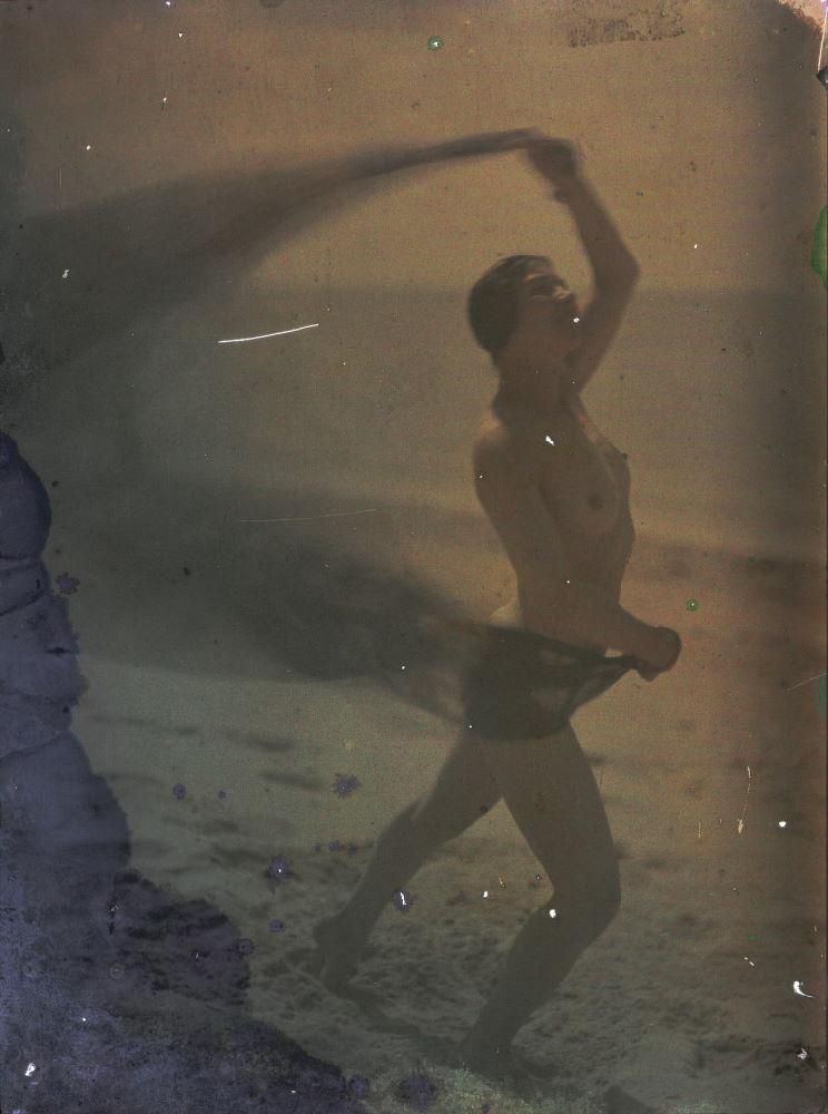 Ernest-Louis Lessieux :: Tatiana nue sur une plage d'Oléron (titre factice), plaque de verre Autochrome, 1907. Conseil des musées. Le musée de l'île d'Oléron