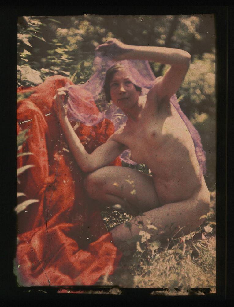 Ernest-Louis Lessieux :: Tatiana posant accroupie sous un voile (titre factice), plaque de verre autochrome, après 1907. Conseil des musées. Le musée de l'île d'Oléron